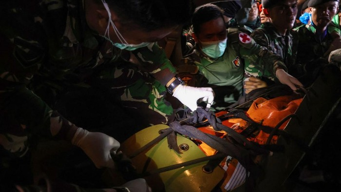 Black box (CVR dan FDR) pesawat ATR 42-500 ditemukan oleh tim SAR di lokasi kecelakaan.