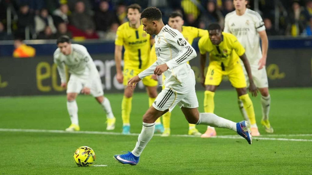 Kylian Mbappe mengeksekusi penalti Panenka saat pertandingan besar