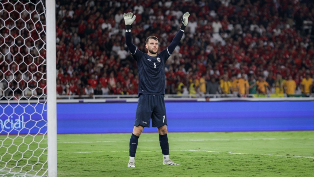 Maarten Paes melakukan penyelamatan gemilang saat bermain untuk Timnas Indonesia di pertandingan internasional.