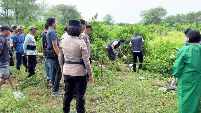 Polisi dan tim forensik sedang olah TKP penemuan mayat pria penuh luka di kawasan Gumuk Pasir Parangtritis Bantul.