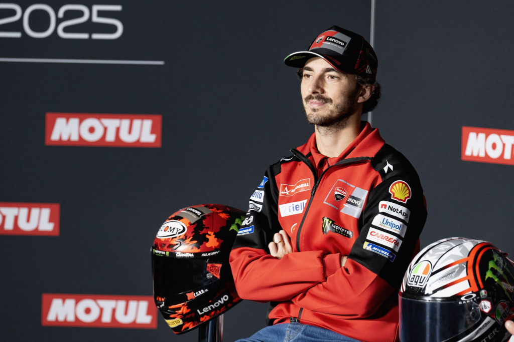 Pecco Bagnaia memimpin balapan MotoGP 2026 diikuti Marc Marquez dari belakang