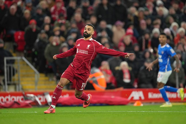 Arne Slot memberi instruksi kepada Mohamed Salah di sesi latihan Liverpool