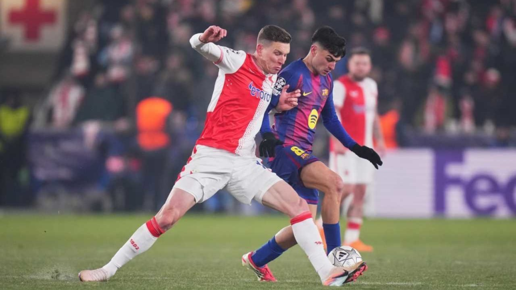 Pedri Barcelona terjatuh di lapangan sambil memegang kaki setelah mengalami cedera