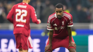 Alexander Isak tampil tertekan saat menghadapi Liverpool di laga besar