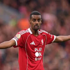 Alexander Isak berduel dengan bek Liverpool dalam laga Premier League