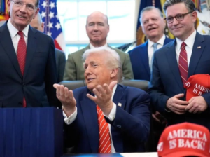 Donald Trump marah saat menjawab pertanyaan jurnalis tentang Jeffrey Epstein di acara publik