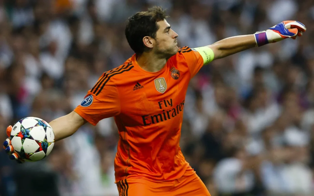 Iker Casillas melakukan penyelamatan krusial di laga El Clasico