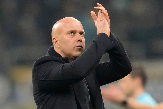 Virgil van Dijk merayakan kemenangan bersama rekan setim Liverpool