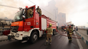 Petugas pemadam kebakaran memadamkan api di barak militer Teheran, Iran, akibat korsleting listrik