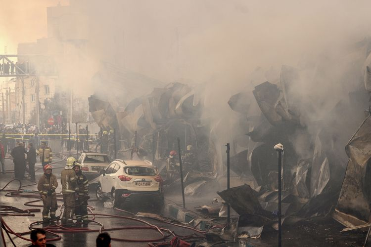 Tim penyelamat Iran melakukan pendinginan area pascakebakaran di fasilitas militer Teheran