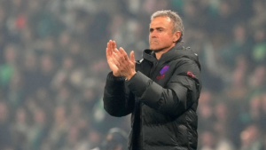 Luis Enrique saat memimpin tim di pinggir lapangan dalam pertandingan Liga Champions