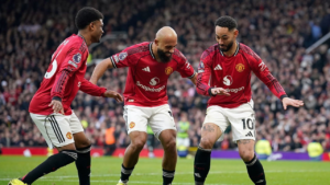 Michael Carrick memberikan pujian kepada Manchester United usai laga ketat