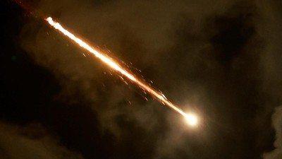 rudal antar benua Iran diluncurkan ke langit dengan asap tebal dan api